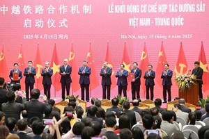 Party General Secretary To Lam, Prime Minister Pham Minh Chinh, and General Secretary of the Communist Party of China (CPC) Central Committee and President of China Xi Jinping, along with delegates, attended the Launch Ceremony of the Vietnam–China Railway Cooperation Journey. (Photo: SGGP)