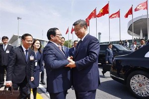 Prime Minister Pham Minh Chinh (L) bids farewell to General Secretary of the Communist Party of China (CPC) Central Committee and President of China Xi Jinping at the Noi Bai International Airport in Hanoi on April 15 afternoon. (Photo: VNA)