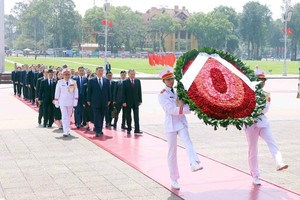 General Secretary of the Communist Party of China (CPC) Central Committee and President of China Xi Jinping and a high-ranking Chinese delegation on April 15 morning lay wreaths in tribute to President Ho Chi Minh at his mausoleum in Hanoi. (Photo: VNA)