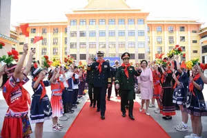 Vietnamese Minister of National Defence General Phan Van Giang (R) and Chinese Minister of National Defence Senior Lieutenant General Dong Jun. (Photo: SGGP)