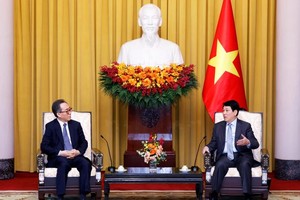 State President Luong Cuong (R) receives Korean Minister of Foreign Affairs Cho Tae-yul in Hanoi on April 16. (Photo: VNA)