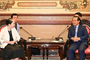 Chairman of the Ho Chi Minh City People’s Committee Nguyen Van Duoc (R) receives Deputy of the State Duma of the Federal Assembly of the Russian Federation, Khovanskaya Galina, on April 18. (Photo: SGGP)