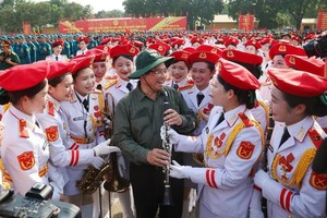 Prime Minister Pham Minh Chinh meets with parade soldiers in Bien Hoa city, Dong Nai province. (Photo: VNA)