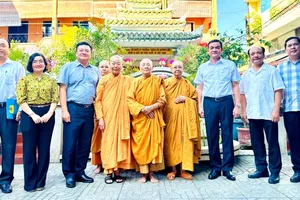 Lieutenant General Le Hong Nam, Director of the Ho Chi Minh City Department of Public Security (3rd, R) and his delegation visit Ngoc Phuong Monastery. (Photo: SGGP)