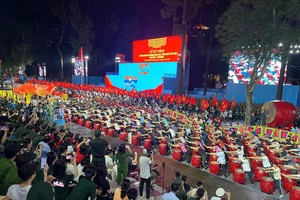 Tens of thousands flock to downtown HCMC for military parade rehearsal