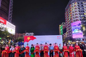 At the ribbon cutting-ceremony of the exhibition (Photo: SGGP)