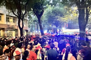 Residents streaming to downtown HCMC for State-level military parade rehearsal