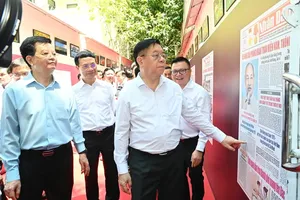 Head of the Central Propaganda and Mass Mobilization Commission Nguyen Trong Nghia and delegates attend the launching ceremony of the media center. (Photo: SGGP)