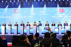 President of Vietnam Luong Cuong (7th, from left), Party General Secretary and President of Laos Thongloun Sisoulith (6th, from left), and officials of the two countries at the inauguration ceremony of Wharf No. 3 of Lao - Viet International Port on April 28 (Photo: SGGP)