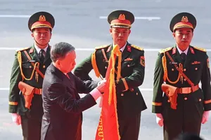 Party General Secretary To Lam on April 30 presents the title of Labor Hero to the Party Committee, government, and people of Ho Chi Minh City. (Photo: SGGP)