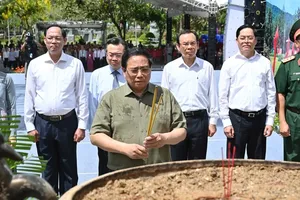 Prime Minister Pham Minh Chinh offers incenses to martyrs at Hang Keo Cemetery. (Photo: SGGP)