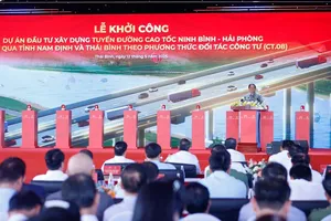 Prime Minister Pham Minh Chinh attends the groundbreaking ceremony for the Ninh Binh–Hai Phong expressway’s segment passing through Nam Dinh and Thai Binh provinces on the morning of May 12. (Photo: SGGP)