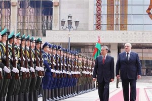 General Secretary of the Communist Party of Vietnam Central Committee To Lam (L) and Belarusian President Aleksandr Lukashenko review the guard of honour at the welcome ceremony in Minsk on May 12. (Photo: VNA)