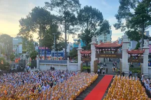 Thousands of Buddhist dignitaries, monks, nuns, and followers attend a ritual marking Lord Buddha’s 2569th birthday held at the Vietnam Quoc Tu Pagoda in District 10 on May 12. (Photo: SGGP)