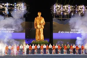 Delegates cut the ribbon to inaugurate the statue “Uncle Ho visits the hometown” on May 15 (Photo: SGGP)