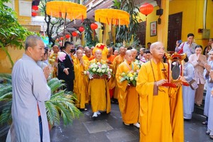 On May 17, the Vietnam Buddhist Sangha organizes a chanting ceremony and ceremonial procession of the sacred relics of Shakyamuni Buddha from Quan Su Pagoda to Tam Chuc Pagoda in Ha Nam Province. (Photo: SGGP)