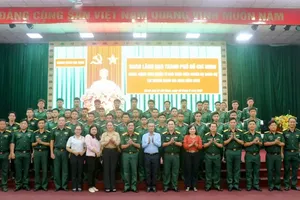 The delegation, led by Vice Chairman of the Ho Chi Minh City People’s Council Huynh Thanh Nhan, visit the Gia Dinh Regiment. (Photo: SGGP)