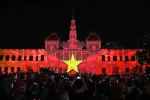 The stunning 3D mapping show in front of the headquarters of the People's Council and People's Committee of Ho Chi Minh City on the occasion of the 50th anniversary of Southern Liberation and National Reunification (April 30, 1975-2025). (Photo: SGGP)