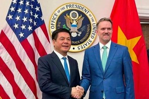 Minister of Industry and Trade Nguyen Hong Dien (left) and US Trade Representative Jamieson Greer at the second round of negotiation on a reciprocal trade agreement (Photo: VNA)