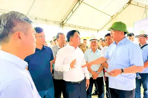Minister of Construction Tran Hong Minh inspects construction progress at the Interchange of the Bien Hoa–Vung Tau Expressway with the T1 and T2 access roads to Long Thanh Airport. (Photo: SGGP)