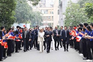 USTH students welcome French President Emmanuel Macron and his spouse. (Photo: VNA)