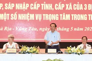 Secretary of the Ho Chi Minh City Party Committee Nguyen Van Nen (C), Secretary of the Binh Duong Provincial Party Committee Nguyen Van Loi (L) and Secretary of the Party Committee cum Chairman of the People’s Council of Ba Ria – Vung Tau Province Pham Viet Thanh chair the conference on May 14. (Photo: SGGP)