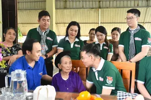 The delegation visit a Heroic Vietnamese Mother in Ha Tinh Province. (Photo: SGGP)