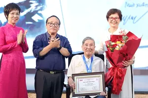 Veteran composer Pham Tuyen (2nd,R) is honored with the Cricket Knight prize at the 6th De Men (Cricket) Arts Awards for Children 2025. (Photo: SGGP)