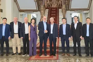 Mr. Vo Van Hoan, Vice Chairman of the Ho Chi Minh City People’s Committee (5th,R), receives Mr. Ryan Howsam, Chairman of the Legends Tour (7th,L). (Photo: SGGP)