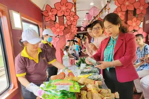 Leaders of Binh Dinh Province visit a stall selling local dishes on a train carriage.