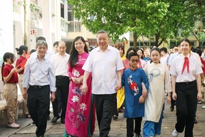 Party General Secretary To Lam on June 1 visits Nguyen Dinh Chieu Secondary School and Xa Dan Secondary School - two schools for students with disabilities in Hanoi on the occasion of International Children's Day. (Photo: VNA)