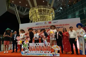 Passengers are welcomed with fresh flowers and commemorative gifts. (Photo: SGGP)