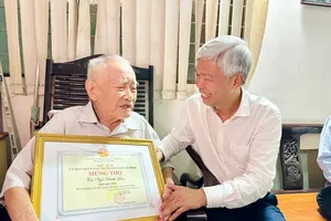 Vice Chairman of the Ho Chi Minh City People’s Committee, Vo Van Hoan (R) visits Mr. Ngo Dinh Lan. (Photo: SGGP)