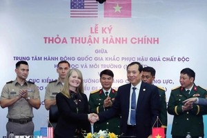 At the signing ceremony (Photo: VNA)