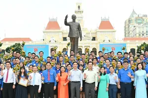 HCMC's leaders congratulate honorees. (Photo: SGGP)