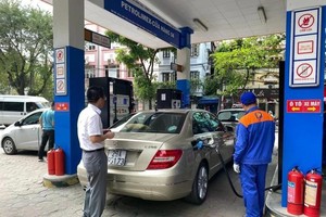 At a Petrolimex fuel station in Hanoi. (Photo: VNA)