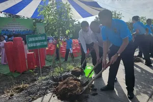 The campaign titled “Planting Trees in Eternal Gratitude to President Ho Chi Minh” is launched in Binh Chanh District on June 5. (Photo: SGGP)
