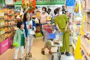 Consumers select safe, eco-friendly food at a Co.opmart supermarket i in Ho Chi Minh City. (Photo: SGGP)