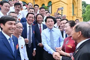 State President Luong Cuong and standout artisans at the meeting in Hanoi on June 10 (Photo: SGGP)