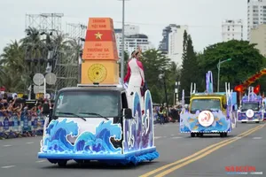 The Truong Sa-themed vehicle, representing the Truong Sa (Spratly) Archipelago, passed through April 2 Square during the parade. (Photo: SGGP)
