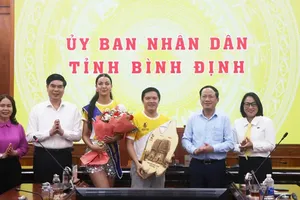 Binh Dinh Province's leaders offer flowers to the organization board of the 2025 Miss & Mister Fitness SuperModel World. (Photo: SGGP)