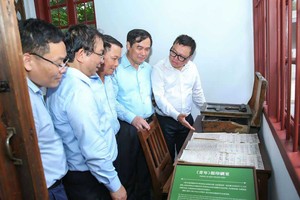 The delegation of journalists visits the relic site of the headquarters of the Vietnamese Revolutionary Youth League at No. 248-250 on Wen Ming Street in Guangzhou City, China. (Photo: SGGP)
