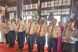 Leaders and former leaders offer incense to commemorate Marquis Nguyen Huu Canh in Ho Chi Minh City. (Photo: SGGP)