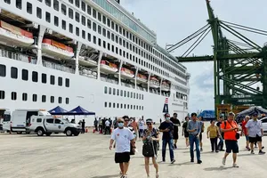 On June 13, around 6,000 international cruise passengers arrive at Phu My Port to explore Ho Chi Minh City. (Photo: SGGP)