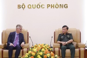 Sen. Lieu. Gen. Hoang Xuan Chien (right), Deputy Minister of National Defence, receives UN Under-Secretary General Jean-Pierre Lacroix in Hanoi on June 13 (Photo: qdnd.vn)