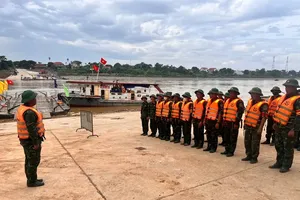 Brigade 249 under the Engineering Corps operates a military ferry to transport people across the Red River, near the former Phong Chau Bridge, to meet transportation needs on June 13. (Photo: SGGP)