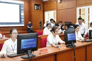 District 1’s officials in Ho Chi Minh City pilot the information system of the two-tier local government model. (Photo: SGGP)