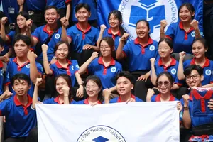 Nearly 3,000 student volunteers at colleges and universities in HCMC on June 21 took part in the city’s Tiep Suc Mua Thi (assistance for candidates in the national high school graduation examination) program to help candidates and their relatives. (Photo: SGGP)