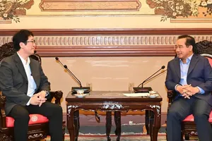 Chairman of the Ho Chi Minh City People’s Committee Nguyen Van Duoc receives Mr. Matsumoto Nobuyuki, Chief Representative of the Japan External Trade Organization (JETRO) on June 23. (Photo: SGGP)