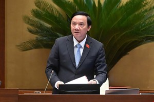 Vice Chairman of the National Assembly Nguyen Khac Dinh chairs the meeting. (Photo: SGGP)